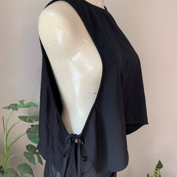 Black top with ties on side - Picture 2 of 3